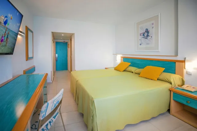 غرفة بسريرين منفصلين بإطلالة على البحر، Hotel Servigroup Galua 3/10