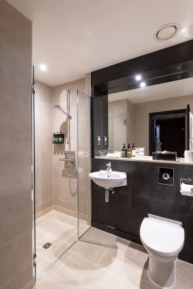 Room, Queen Bed, Castle View, Apex City 4/4