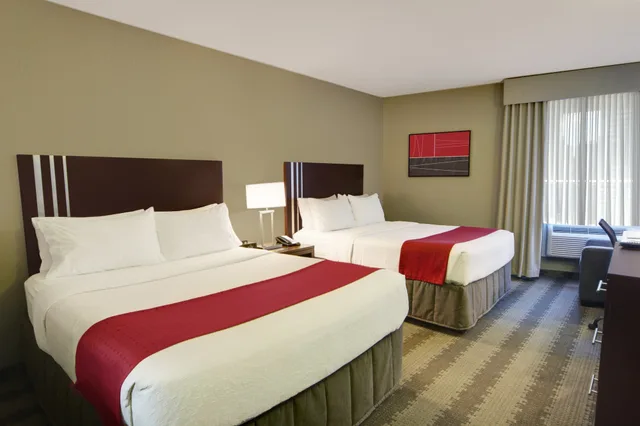 غرفة قياسية بسريرين كوين في طابق منخفض، Holiday Inn Calgary- Airport 3/10