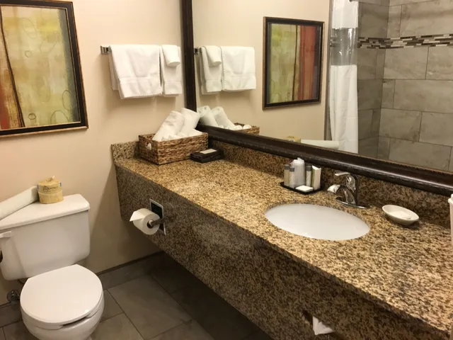 جناح بسريرين كوين مع أريكة، Expressway Suites Bismarck 9/10