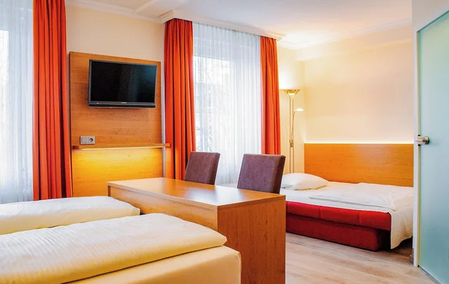 غرفة كومفورت ثلاثية بسرير كينج مع أريكة، Hotel Kriemhild Am Hirschgarten 2/7