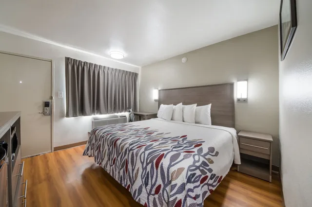 غرفة ديلوكس بسرير كينج لذوي الإعاقة، Red Roof Inn San Antonio E – Frost Bank Center 2/5