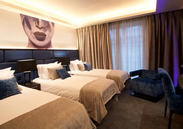 غرفة ثلاثية، The Residence Hotel 2/4
