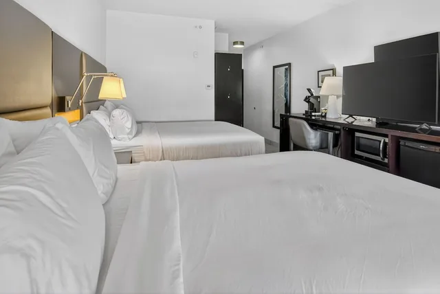 غرفة قياسية بسريرين كوين، Holiday Inn Express Hotel And Suites Dallas Addison 2/5