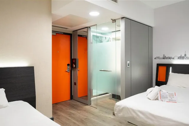Family Room without Window، easyHotel Ipswich Town Centre 1/2