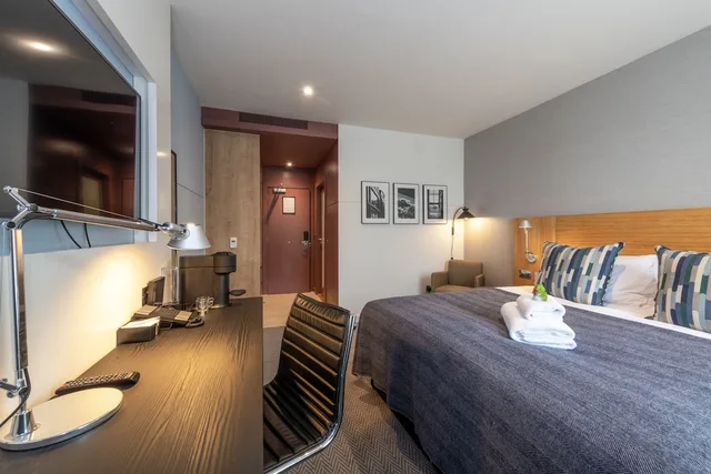 Room, Queen Bed, Castle View, Apex City 3/4
