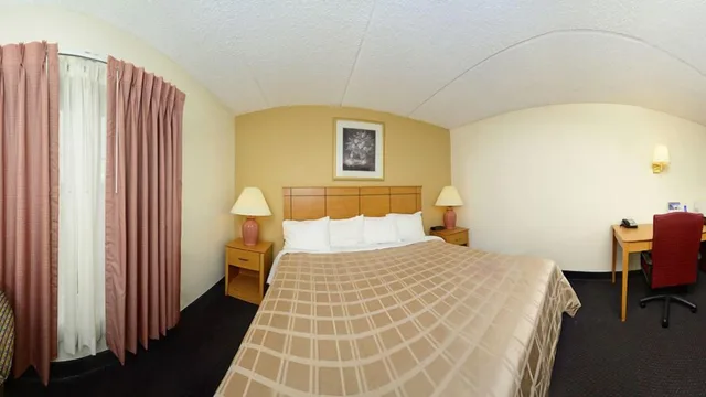 غرفة بسرير كوين، Americas Best Value Inn and Suites St Cloud 2/6