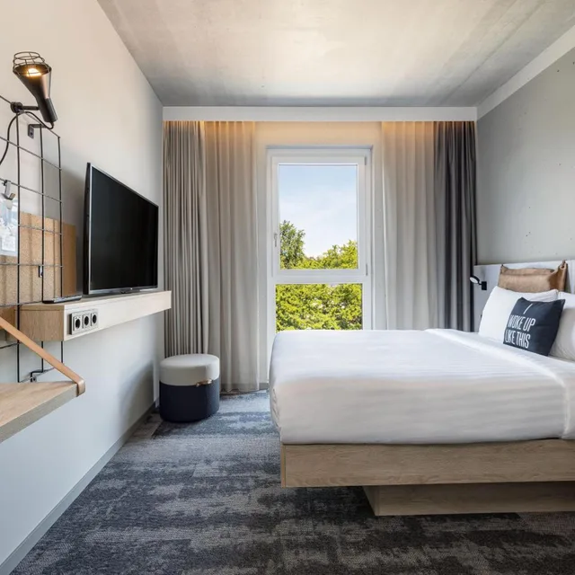 Moxy, Queen Bed, City View، Moxy Simmern 2/7