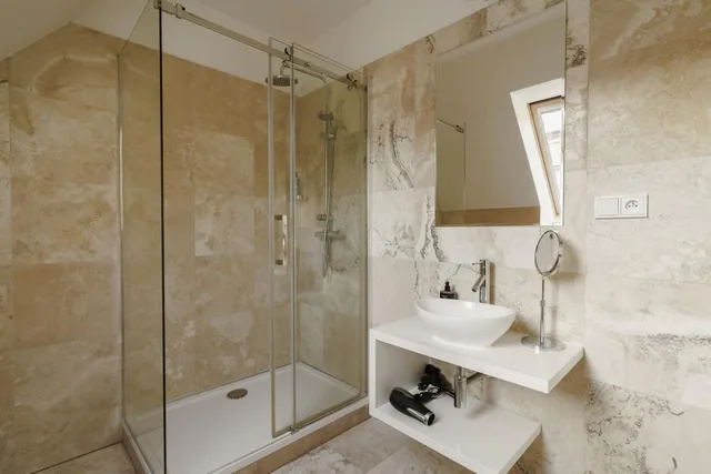 جناح كومفورت مع أريكة، limehome Prague Halkova 7/10