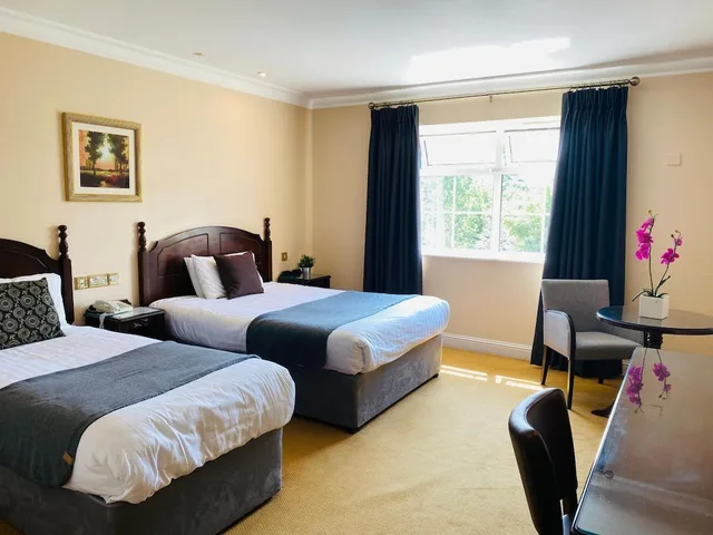 Room, 1 Double and 1 Single Bed, Garden Wing، TWIN TREES HOTEL AND LEISURE CLUB(FORMERLY Downhill House Hotel) 2/6