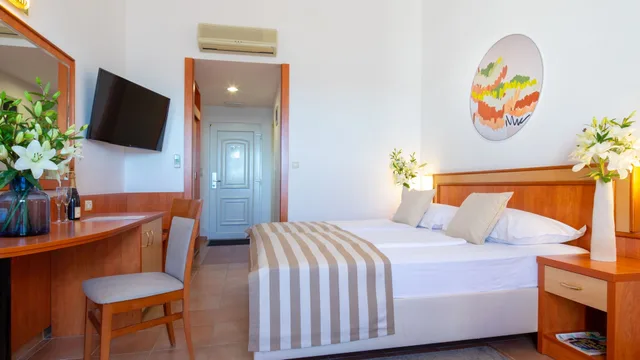غرفة قياسية بسرير مزدوج بإطلالة على الحديقة بشرفة، Bluesun Holiday Village Afrodita 1/6