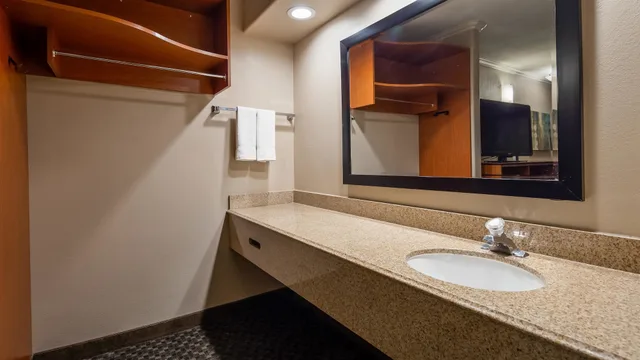 جناح بسرير كينج بحوض جاكوزي، Best Western Oxnard Inn 3/8