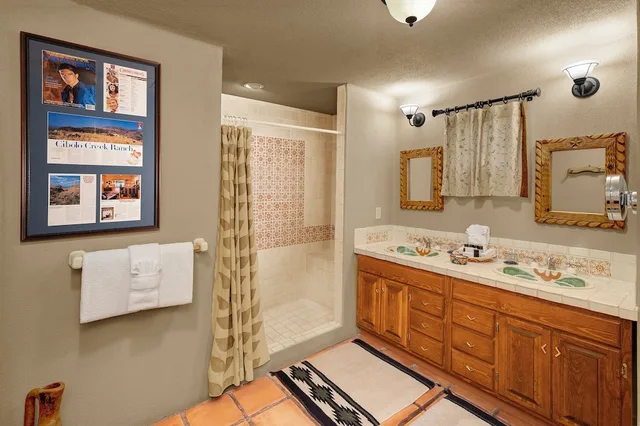 Deluxe, King Bed, Lake Side, Lake View، Cibolo Creek Ranch Marfa 3/3