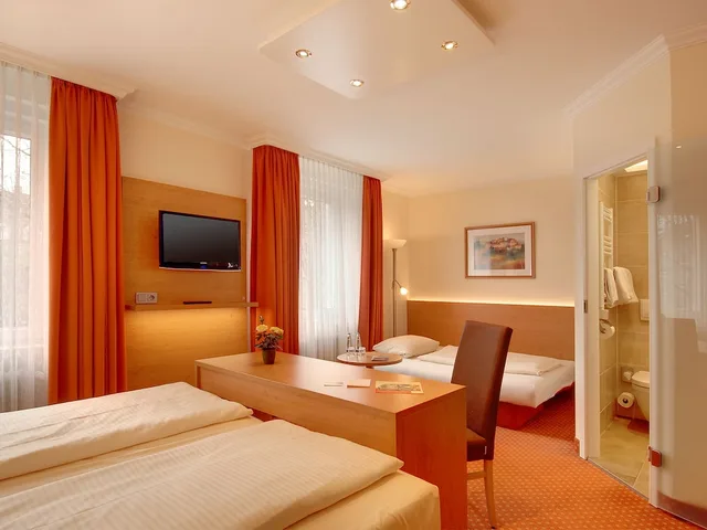 غرفة كومفورت ثلاثية بسرير كينج مع أريكة، Hotel Kriemhild Am Hirschgarten 1/7