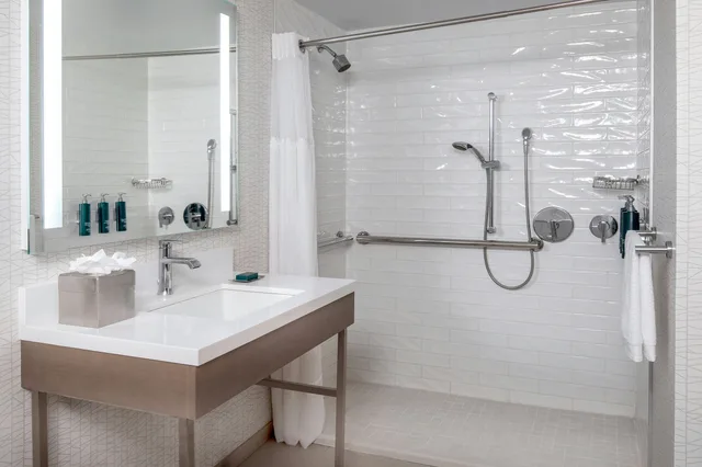 غرفة بسرير كوين لذوي الإعاقة، DoubleTree by Hilton Chicago - North Shore Conference Center 2/5