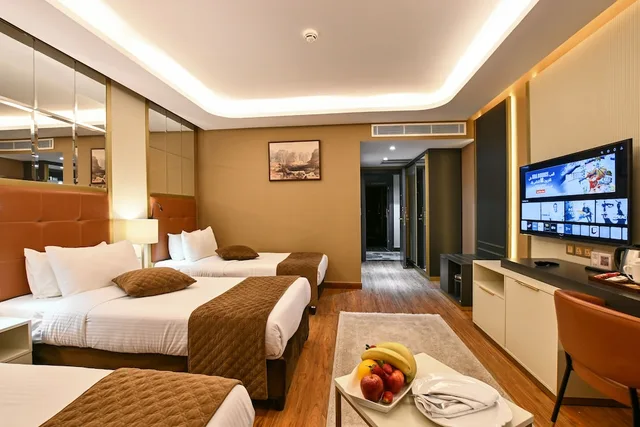 غرفة فاخرة ثلاثية بثلاثة أسرّة بإطلالة على الجبل، Petra Moon Luxury Hotel 1/3