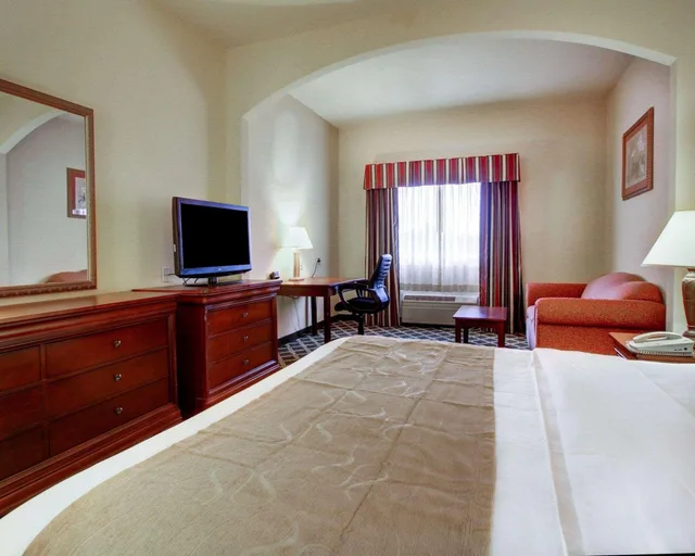 غرفة بسرير كينج لذوي الإعاقة، Clarion Suites Vidalia Riverfront 2/3