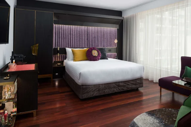 QT Executive King Room، QT Perth 1/2