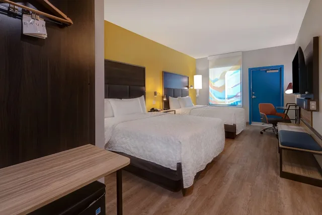 غرفة بسريرين كوين بشرفة بإطلالة جزئية على البحر، Tru by Hilton Galveston, TX 1/4
