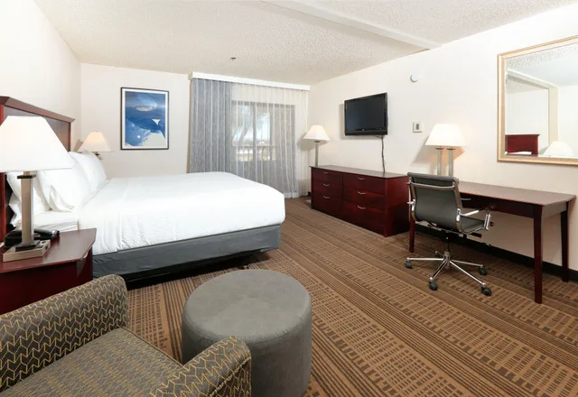 جناح بسرير كينج أو كوين بغرفتين، Holiday Inn Hotel And Suites 1/1