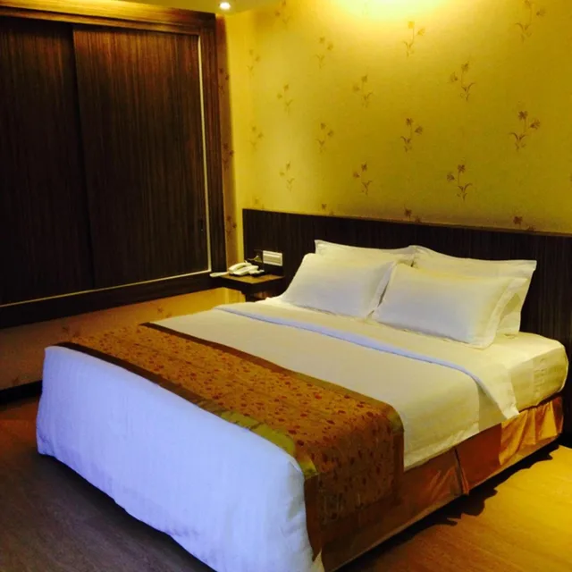 Deluxe, Queen Bed, No Window، Mandarin Hotel 1/9