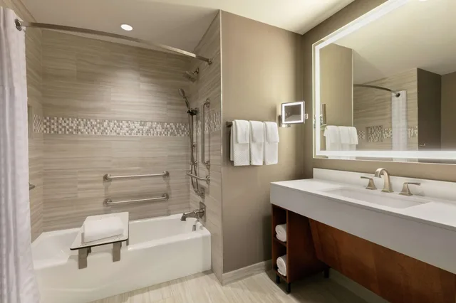 جناح ديلوكس بسريرين كوين بمطبخ صغير لذوي الإعاقة، Embassy Suites by Hilton Berkeley Heights 2/2