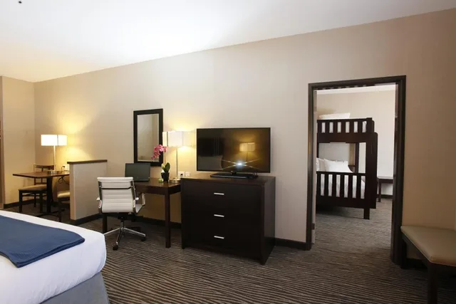 غرفة قياسية بسرير كينج لذوي الإعاقة، Holiday Inn Express Fort St John 2/10