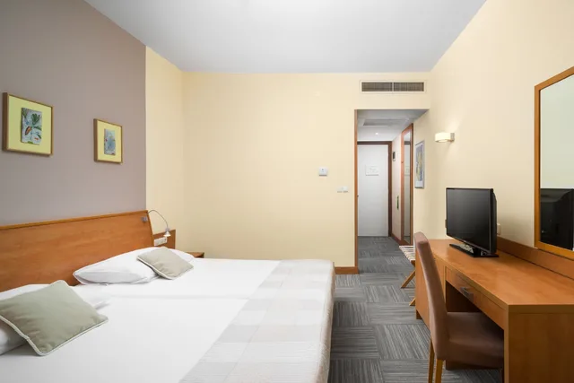 غرفة بسرير كوين مع أريكة، Valamar Tirena Hotel 2/7