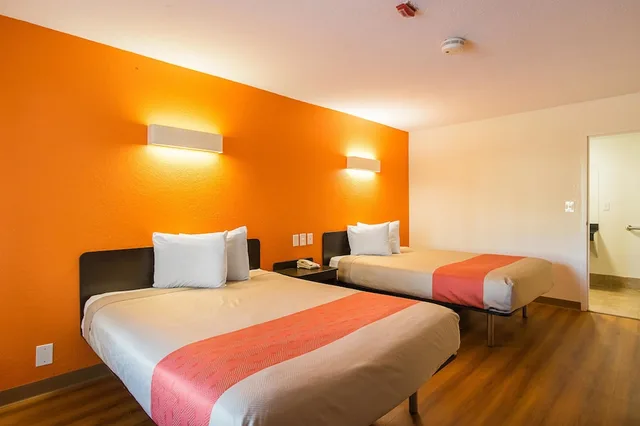 غرفة بريميوم بسريرين كوين، Motel6 Savannah, GA - Midtown 4/7
