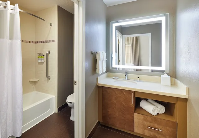 جناح بسرير كينج بغرفة نوم واحدة مع أريكة بمطبخ، Staybridge Suites Orlando Airport South 3/3