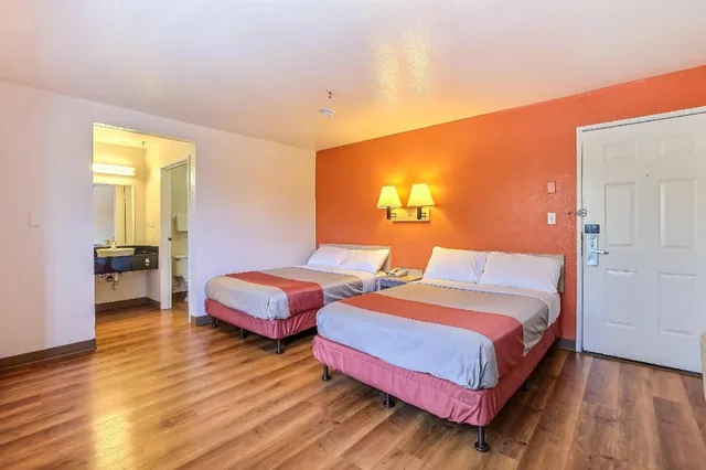 غرفة بسريرين كوين، Motel6 Pinole, CA 4/10