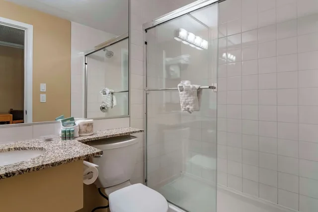 Suite, 2 Queen Beds, Sofa, Kitchen, Best Western Inn At Penticton 6/9