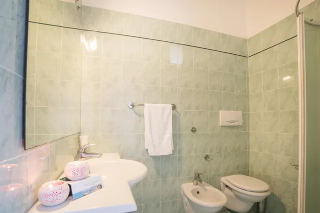 غرفة بسرير مزدوج بإطلالة على البحر، Hotel Augusta 3/5