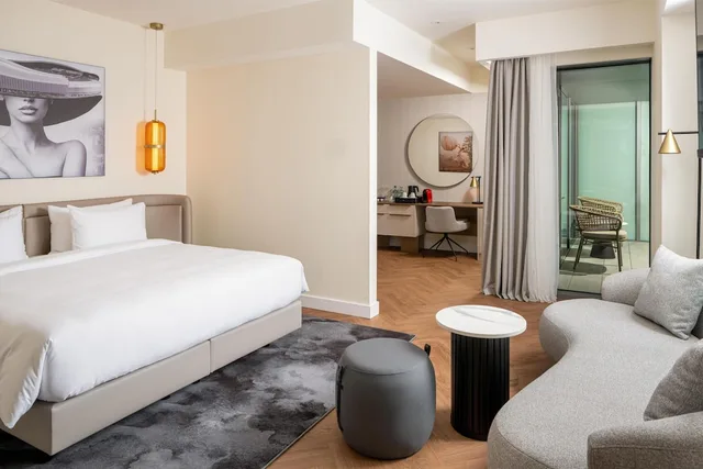 غرفة بريميوم بسرير كينج بشرفة، Radisson Blu Hotel Cluj 3/5