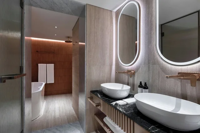 1 Bedroom, Governor, Suite, King Bed, Sofa, Living Area, Balcony، The Landmark Nicosia 3/4