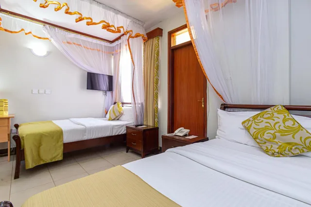 غرفة بسريرين منفصلين بشرفة، Desmond Tutu Guest House 5/8