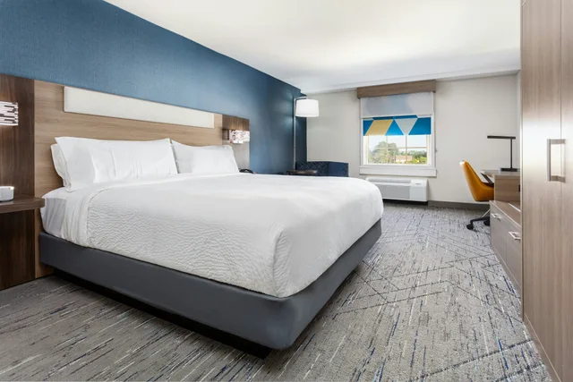 غرفة قياسية بسرير كينج، Holiday Inn Express Suites Williamsburg 1/5