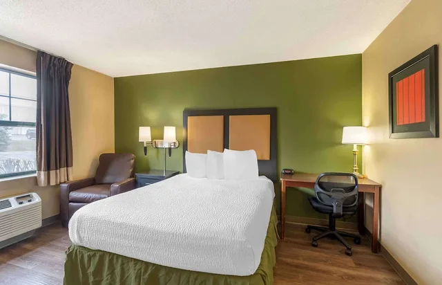 Studio, Queen Bed, Extended Stay America Chicago- Woodfield Mall-Convention Ctr 1/5