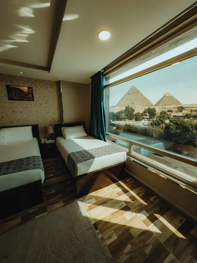 غرفة بريميوم ثلاثية بسرير كوين وسرير فردي بإطلالة على الجبل، Turquoise Pyramids & Grand Egyptian museum view Hotel 6/10