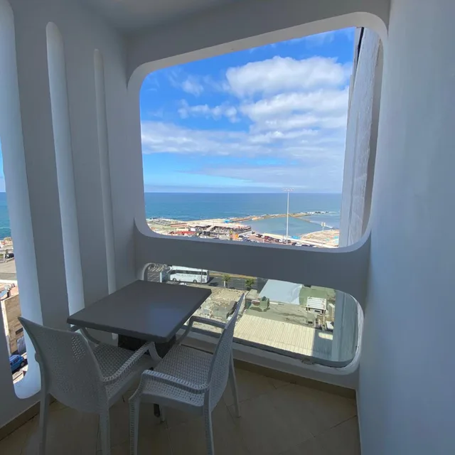 غرفة بسريرين منفصلين بحوض استحمام، Azur Hotel 7/7