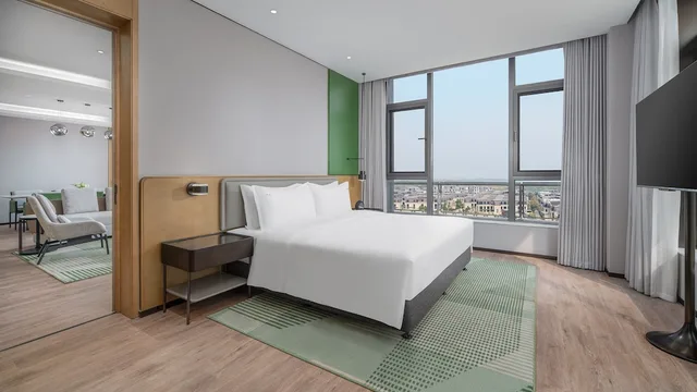 1 Bedroom, Suite, Single Bed, Dining Area, Holiday Inn Wuhan Houguan Lake by IHG 3/6