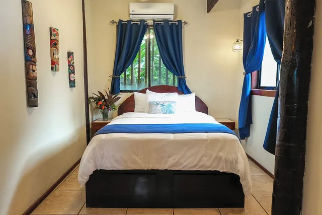 بنغل ملكي بسريرين كوين، West Bay Lodge 3/9
