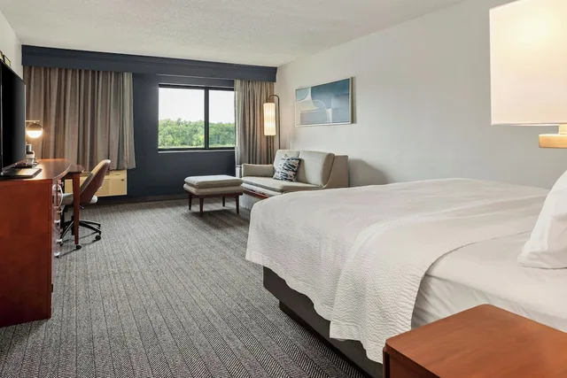 Room, King Bed, River View, Sofa, Courtyard By Marriott La Crosse 1/5