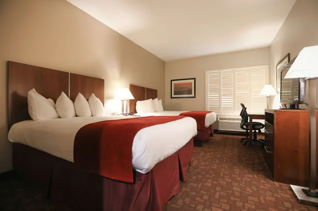 غرفة قياسية بسريرين كوين، Best Western Lanai Garden Inn & Suites 4/6