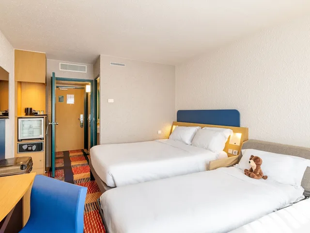غرفة كومفورت بسرير كوين مع أريكة، B&B Hotel Lyon Nord 4 Stars 2/10