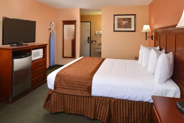 غرفة بسرير كينج، Americas Best Value Inn & Suites-East Bakersfield 1/2