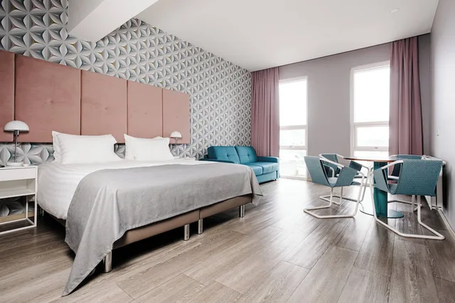 غرفة عائلية رباعية بسرير كينج مع أريكة بمطبخ صغير، Hotel Oddsson 1/2