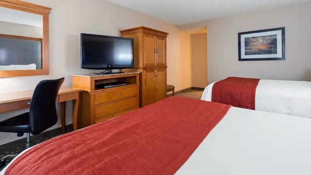 Standard, 2 Queen Beds, Ground Floor, Best Western Plus Oak Harbor Hotel & Conference Center 7/10