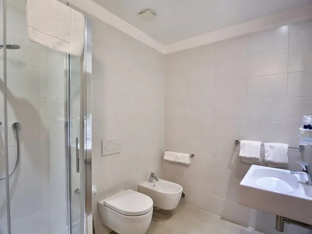 غرفة ديلوكس رباعية بسرير كينج وسريرين منفصلين، Hotel Centrale 6/8