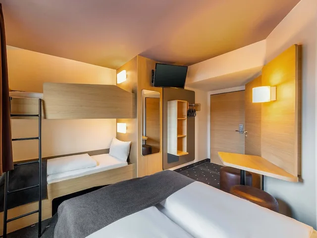 غرفة رباعية بسرير كوين وسرير بطابقين، B&B Hotel Monchengladbach 2/3